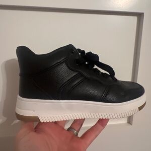 Boys size 1 gym shoe